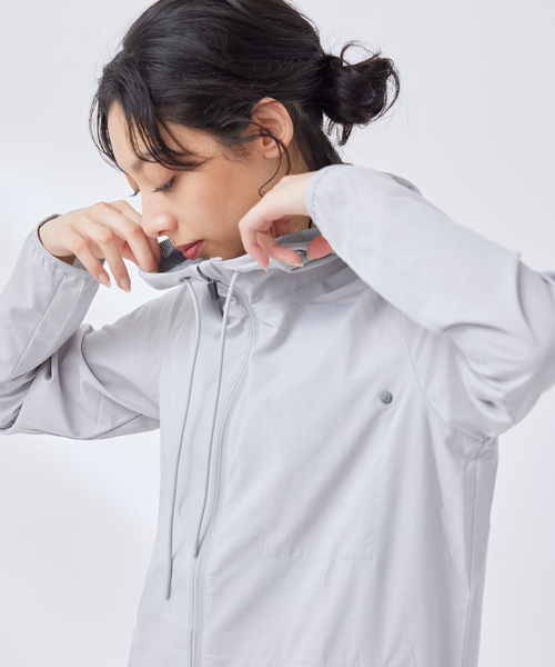 Vuori（ヴオリ）の「【VUORI 】Womwns Outdoor Trainer Shell フード付きジャケット（マウンテンパーカー・レディース・ブラック系その他/ライトグレー/ホワイト系その他・S）」の12枚目の写真