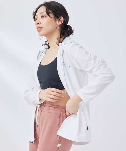 Vuori（ヴオリ）の「【VUORI 】Womwns Outdoor Trainer Shell フード付きジャケット（マウンテンパーカー・レディース・ブラック系その他/ライトグレー/ホワイト系その他・S）」の14枚目の写真