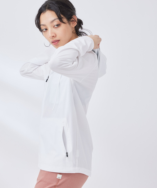 Vuori（ヴオリ）の「【VUORI 】Womwns Outdoor Trainer Shell フード付きジャケット（マウンテンパーカー・レディース・ブラック系その他/ライトグレー/ホワイト系その他・S）」の17枚目の写真