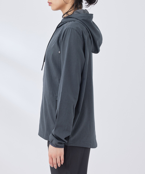 Vuori（ヴオリ）の「【VUORI 】Womwns Outdoor Trainer Shell フード付きジャケット（マウンテンパーカー・レディース・ブラック系その他/ライトグレー/ホワイト系その他・S）」の19枚目の写真