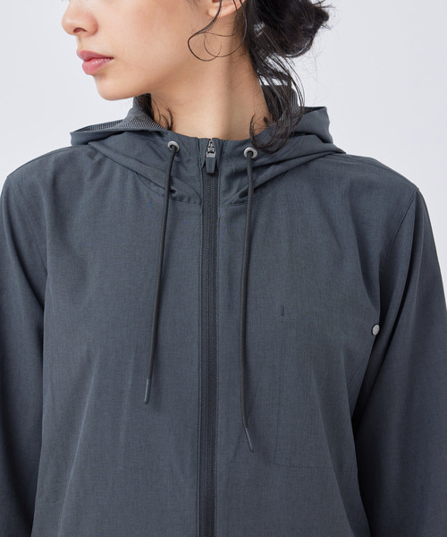 Vuori（ヴオリ）の「【VUORI 】Womwns Outdoor Trainer Shell フード付きジャケット（マウンテンパーカー・レディース・ブラック系その他/ライトグレー/ホワイト系その他・S）」の22枚目の写真