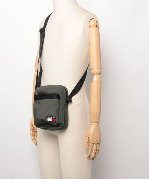 TOMMY HILFIGER（トミーヒルフィガー）の「デイリーリポーターバッグ（ボディバッグ/ウエストポーチ・メンズ・ネイビー/グリーン・FREE）」の14枚目の写真