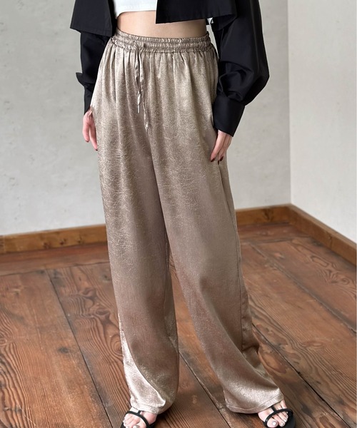 Per sist ence（パーシエンス）の「メタリックサテンストレートパンツ（その他パンツ・レディース・グレイッシュベージュ/ブラック/アイボリー/シルバー・FREE）」の3枚目の写真