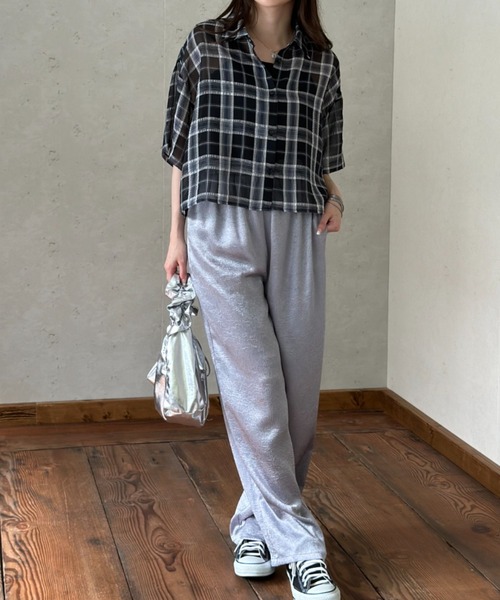 Per sist ence（パーシエンス）の「メタリックサテンストレートパンツ（その他パンツ・レディース・グレイッシュベージュ/ブラック/アイボリー/シルバー・FREE）」の10枚目の写真