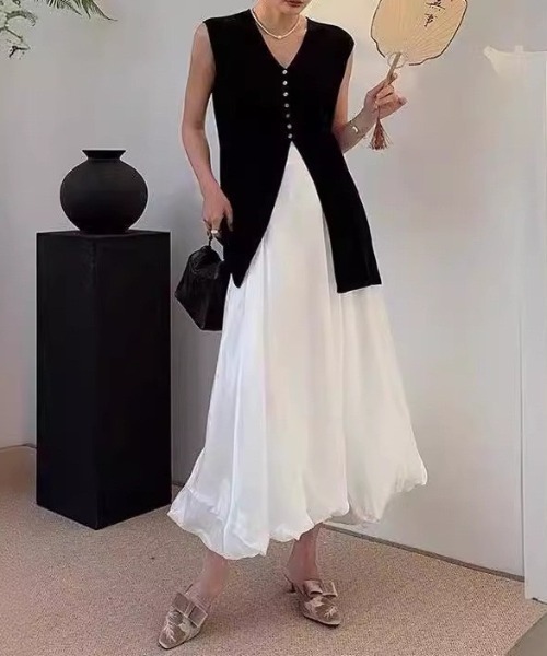 ap retro(アプレトロ)の「ディープVニット トップス ベスト(ニット/セーター・レディース・ベージュ/チャコールグレー/ブラック/アイボリー・FREE)」の9枚目の写真
