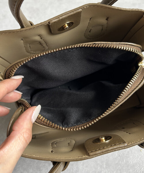 Thevon（ゼボン）の「合皮ミニトート（トートバッグ・レディース・ブラック/グレイッシュベージュ・FREE）」の22枚目の写真