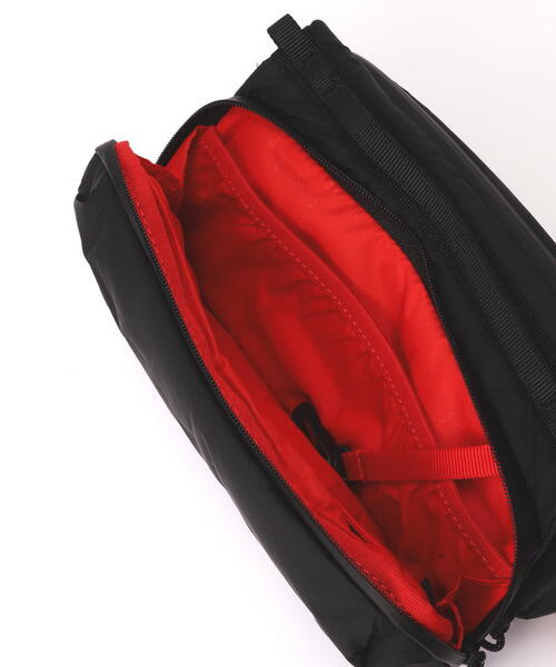 Topologie（トポロジー）の「Topologie/トポロジーBottle Sacoche Puffer ボトルサコッシュ【バッグ単体】（ショルダーバッグ・メンズ・ブラック/ホワイト系2/ベージュ・F）」の4枚目の写真