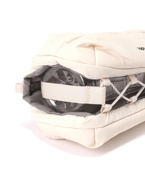 Topologie（トポロジー）の「Topologie/トポロジーBottle Sacoche Puffer ボトルサコッシュ【バッグ単体】（ショルダーバッグ・メンズ・ブラック/ホワイト系2/ベージュ・F）」の6枚目の写真