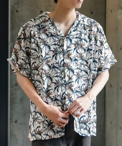 roial（ロイアル）の「SS SHIRT/ROIAL(ロイアル)ボタニカル総柄半袖シャツ（シャツ/ブラウス・メンズ・オフホワイト/ブラウン・X-LARGE/LARGE/MEDIUM）」の2枚目の写真