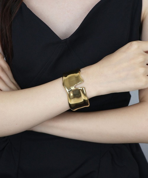 CEMONEMO（セモネモ）の「【金属アレルギー対応】 スリット ニュアンス ワイドバングル / サージカルステンレス 316L（バングル/リストバンド・レディース・シルバー/ゴールド・FREE）」の4枚目の写真