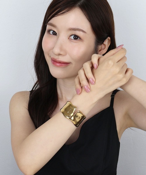 CEMONEMO（セモネモ）の「【金属アレルギー対応】 スリット ニュアンス ワイドバングル / サージカルステンレス 316L（バングル/リストバンド・レディース・シルバー/ゴールド・FREE）」の6枚目の写真