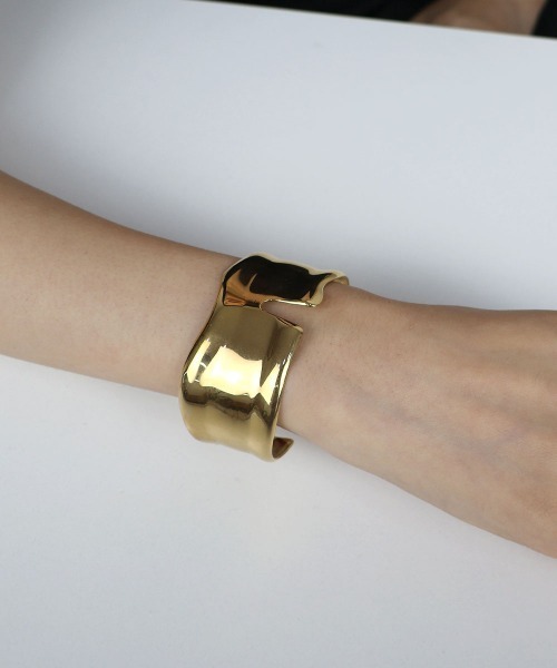 CEMONEMO（セモネモ）の「【金属アレルギー対応】 スリット ニュアンス ワイドバングル / サージカルステンレス 316L（バングル/リストバンド・レディース・シルバー/ゴールド・FREE）」の7枚目の写真