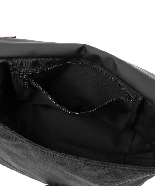 Manhattan Portage(マンハッタンポーテージ)の「Nylon Messenger Bag JR Flap Zipper Pocket Vinyl Lining Lauren Martin(メッセンジャーバッグ・メンズ・ブラック・SMALL)」の9枚目の写真