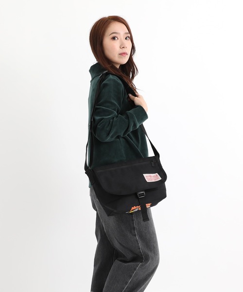 Manhattan Portage(マンハッタンポーテージ)の「Nylon Messenger Bag JR Flap Zipper Pocket Vinyl Lining Lauren Martin(メッセンジャーバッグ・メンズ・ブラック・SMALL)」の14枚目の写真
