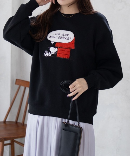 PEANUTS(ピーナッツ)の「PEANUTS スヌーピー さがら刺繍 ルーズシルエットトレーナー(スウェット・レディース・ベージュ/ブラック/クリーム/杢グレー・フリー)」の2枚目の写真