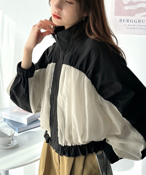 classicalelf(クラシカルエルフ)の「柔らかなシアーが魅力。軽量ナイロン異素材ドッキングギャザー使いスタンドカラーブルゾン(ナイロンジャケット・レディース・ブラック×グレー/ブラック系その他/ベージュ系その他・X-LARGE/SMALL/MEDIUM/LARGE)」の2枚目の写真