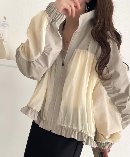 classicalelf(クラシカルエルフ)の「柔らかなシアーが魅力。軽量ナイロン異素材ドッキングギャザー使いスタンドカラーブルゾン(ナイロンジャケット・レディース・ブラック×グレー/ブラック系その他/ベージュ系その他・X-LARGE/SMALL/MEDIUM/LARGE)」の3枚目の写真