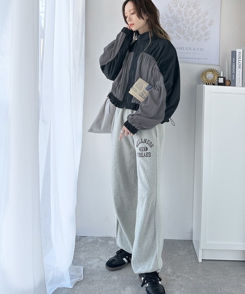 classicalelf(クラシカルエルフ)の「柔らかなシアーが魅力。軽量ナイロン異素材ドッキングギャザー使いスタンドカラーブルゾン(ナイロンジャケット・レディース・ブラック×グレー/ブラック系その他/ベージュ系その他・X-LARGE/SMALL/MEDIUM/LARGE)」の11枚目の写真