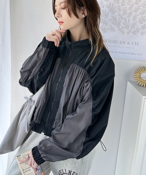 classicalelf(クラシカルエルフ)の「柔らかなシアーが魅力。軽量ナイロン異素材ドッキングギャザー使いスタンドカラーブルゾン(ナイロンジャケット・レディース・ブラック×グレー/ブラック系その他/ベージュ系その他・X-LARGE/SMALL/MEDIUM/LARGE)」の12枚目の写真
