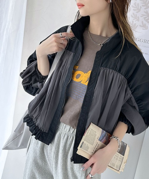 classicalelf(クラシカルエルフ)の「柔らかなシアーが魅力。軽量ナイロン異素材ドッキングギャザー使いスタンドカラーブルゾン(ナイロンジャケット・レディース・ブラック×グレー/ブラック系その他/ベージュ系その他・X-LARGE/SMALL/MEDIUM/LARGE)」の10枚目の写真