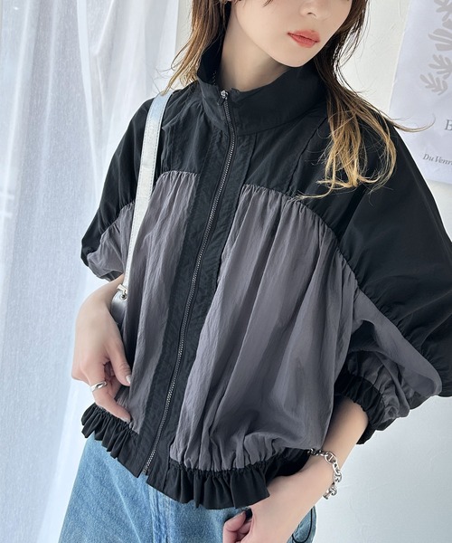 classicalelf(クラシカルエルフ)の「柔らかなシアーが魅力。軽量ナイロン異素材ドッキングギャザー使いスタンドカラーブルゾン(ナイロンジャケット・レディース・ブラック×グレー/ブラック系その他/ベージュ系その他・X-LARGE/SMALL/MEDIUM/LARGE)」の16枚目の写真