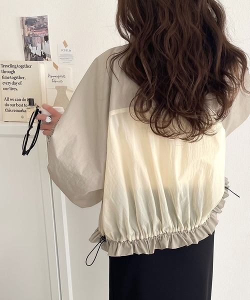 classicalelf(クラシカルエルフ)の「柔らかなシアーが魅力。軽量ナイロン異素材ドッキングギャザー使いスタンドカラーブルゾン(ナイロンジャケット・レディース・ブラック×グレー/ブラック系その他/ベージュ系その他・X-LARGE/SMALL/MEDIUM/LARGE)」の6枚目の写真