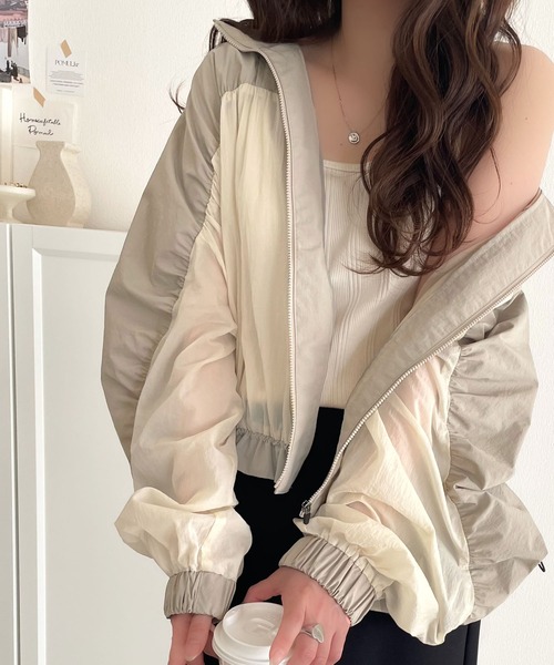 classicalelf(クラシカルエルフ)の「柔らかなシアーが魅力。軽量ナイロン異素材ドッキングギャザー使いスタンドカラーブルゾン(ナイロンジャケット・レディース・ブラック×グレー/ブラック系その他/ベージュ系その他・X-LARGE/SMALL/MEDIUM/LARGE)」の4枚目の写真