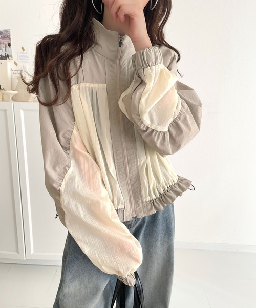 classicalelf(クラシカルエルフ)の「柔らかなシアーが魅力。軽量ナイロン異素材ドッキングギャザー使いスタンドカラーブルゾン(ナイロンジャケット・レディース・ブラック×グレー/ブラック系その他/ベージュ系その他・X-LARGE/SMALL/MEDIUM/LARGE)」の5枚目の写真