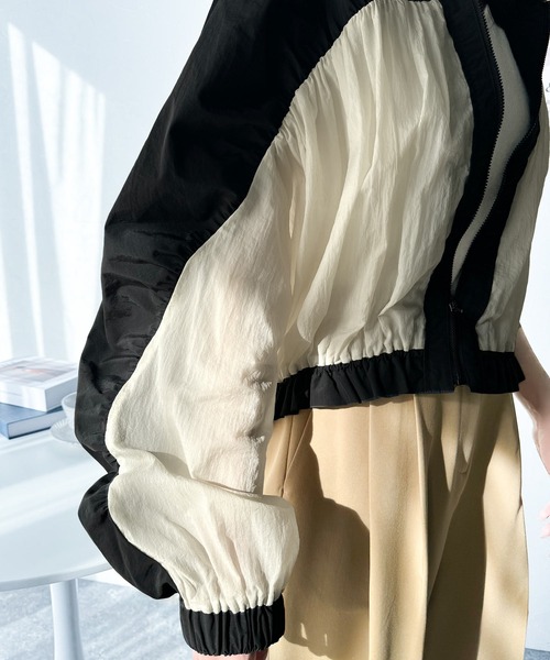 classicalelf(クラシカルエルフ)の「柔らかなシアーが魅力。軽量ナイロン異素材ドッキングギャザー使いスタンドカラーブルゾン(ナイロンジャケット・レディース・ブラック×グレー/ブラック系その他/ベージュ系その他・X-LARGE/SMALL/MEDIUM/LARGE)」の8枚目の写真