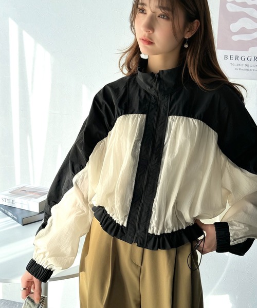 classicalelf(クラシカルエルフ)の「柔らかなシアーが魅力。軽量ナイロン異素材ドッキングギャザー使いスタンドカラーブルゾン(ナイロンジャケット・レディース・ブラック×グレー/ブラック系その他/ベージュ系その他・X-LARGE/SMALL/MEDIUM/LARGE)」の17枚目の写真