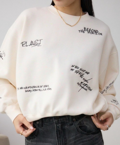 AZUL by moussy(アズールバイマウジー)の「ランダムロゴウラケトップス(スウェット・レディース・オフホワイト/チャコールグレー・FREE)」の2枚目の写真