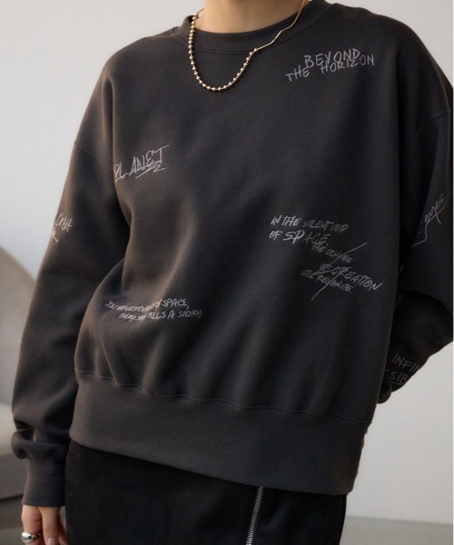 AZUL by moussy(アズールバイマウジー)の「ランダムロゴウラケトップス(スウェット・レディース・オフホワイト/チャコールグレー・FREE)」の1枚目の写真