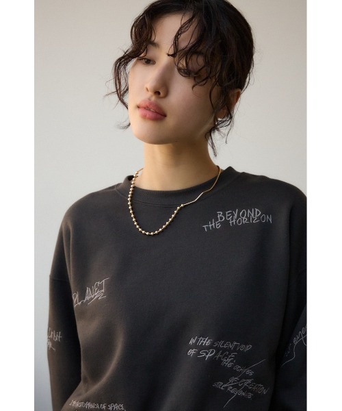 AZUL by moussy(アズールバイマウジー)の「ランダムロゴウラケトップス(スウェット・レディース・オフホワイト/チャコールグレー・FREE)」の3枚目の写真