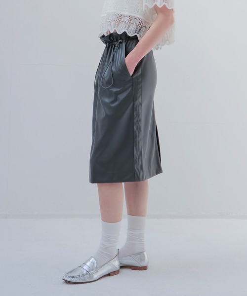 DRESSLAVE（ドレスレイブ）の「drawstring smooth leather like skirt(ドローストリングスムースレザーライクスカート)（スカート・レディース・ブラウン/グレー・38）」の3枚目の写真