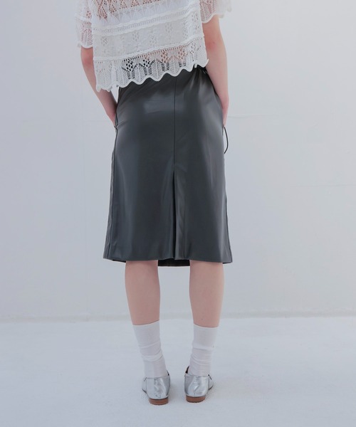 DRESSLAVE（ドレスレイブ）の「drawstring smooth leather like skirt(ドローストリングスムースレザーライクスカート)（スカート・レディース・ブラウン/グレー・38）」の4枚目の写真