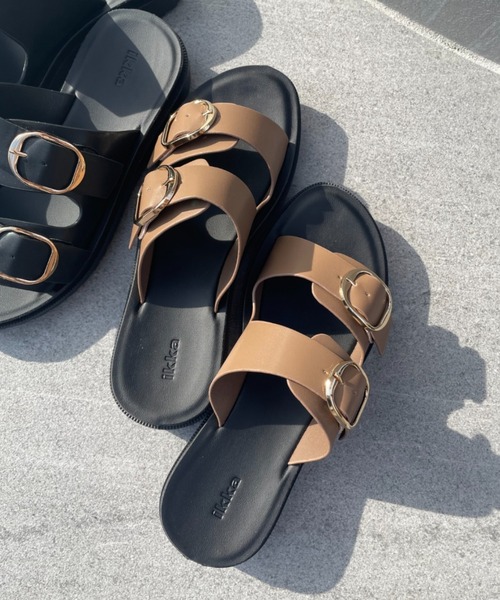 ikka（イッカ）の「ダブルバックル付きベルトサンダル（サンダル・レディース・ブラック/オートミール・M/L）」の2枚目の写真