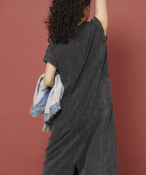 Freada(フリーダ)の「Freada/フリーダ ケミカルウォッシュ カットワンピース(ワンピース・レディース・ライトピンク/チャコールグレー/ワインレッド・MEDIUM/SMALL)」の11枚目の写真