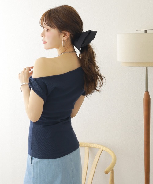 LAULEN（ローレン）の「waffle one shoulder tee /ツイスト ワンショルダー ワッフル Tシャツ（Tシャツ/カットソー・レディース・アイボリー/ネイビー/グレー・FREE）」の9枚目の写真