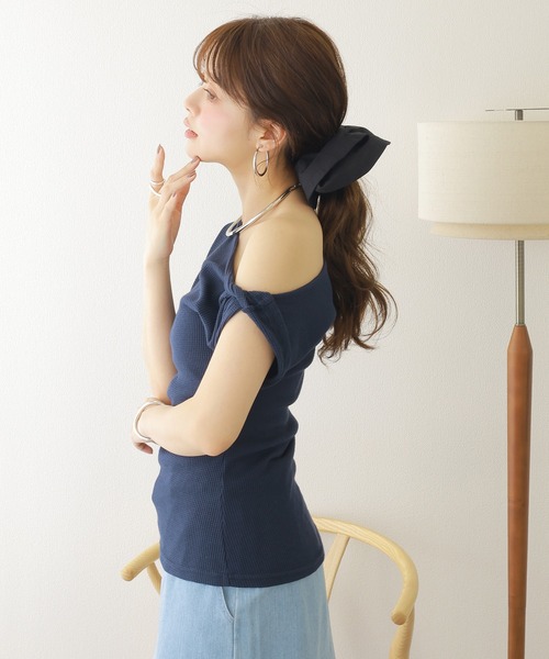 LAULEN（ローレン）の「waffle one shoulder tee /ツイスト ワンショルダー ワッフル Tシャツ（Tシャツ/カットソー・レディース・アイボリー/ネイビー/グレー・FREE）」の8枚目の写真