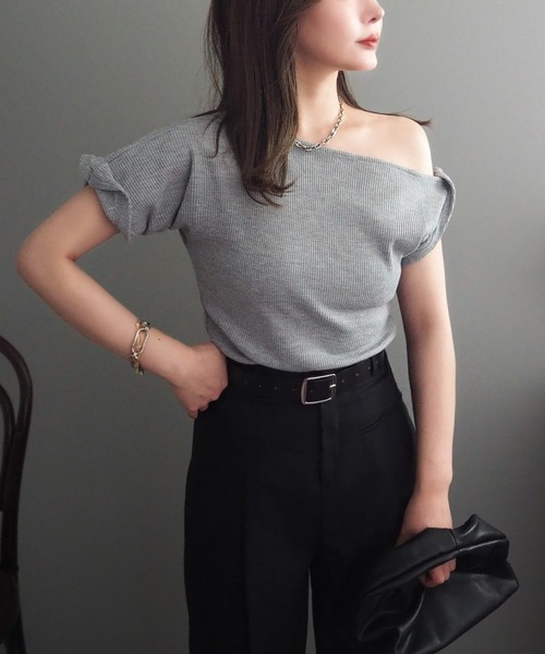 LAULEN（ローレン）の「waffle one shoulder tee /ツイスト ワンショルダー ワッフル Tシャツ（Tシャツ/カットソー・レディース・アイボリー/ネイビー/グレー・FREE）」の5枚目の写真