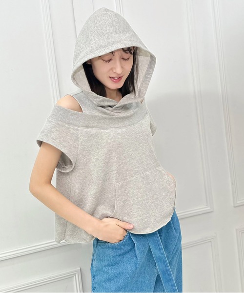 AVIE(アビィ)の「スリットデザインフーディプルオーバー(パーカー・レディース・トップグレー/モカ/ブラック・38)」の6枚目の写真