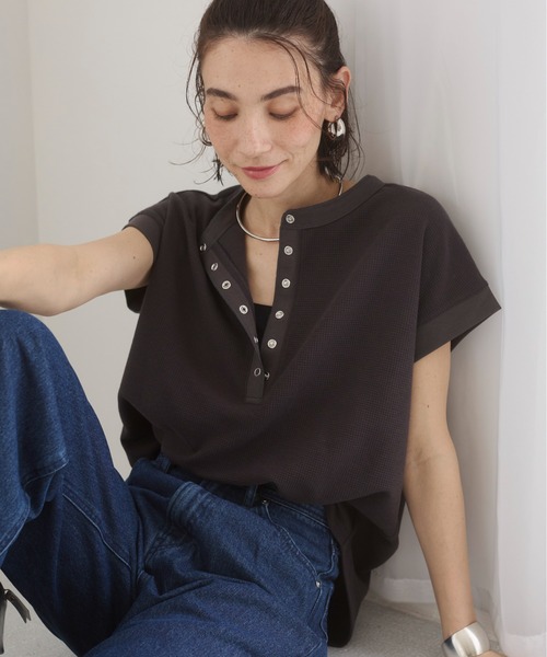 ANGIE(アンジー)の「ヘンリーネック フレンチスリーブ ワッフルT(Tシャツ/カットソー・レディース・チャコールグレー/ブラウン/杢グレー/オレンジ系その他/ブラウン系その他/アイボリー・FREE)」の1枚目の写真