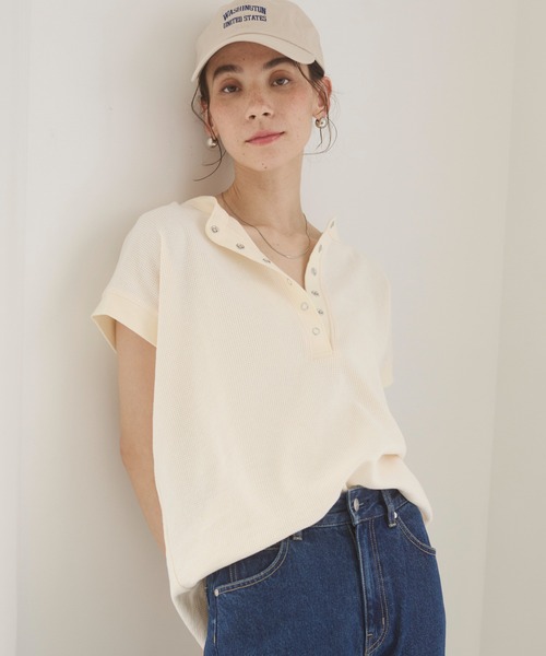 ANGIE(アンジー)の「ヘンリーネック フレンチスリーブ ワッフルT(Tシャツ/カットソー・レディース・チャコールグレー/ブラウン/杢グレー/オレンジ系その他/ブラウン系その他/アイボリー・FREE)」の2枚目の写真