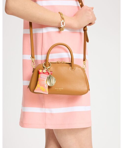 kate spade new york（ケイトスペード ニューヨーク）の「スナック タイム パテント バッグ チャーム（キーホルダー・レディース・その他・ONESIZE）」の2枚目の写真