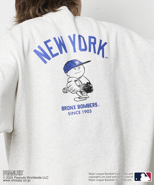 FREAK'S STORE(フリークスストア)の「限定展開 MLB×PEANUTS 別注 ビッグシルエット バックプリント クルーネックスウェット/YANKEES(スウェット・メンズ・ブラック/アッシュグレー/ネイビー・LARGE/MEDIUM/SMALL)」の4枚目の写真
