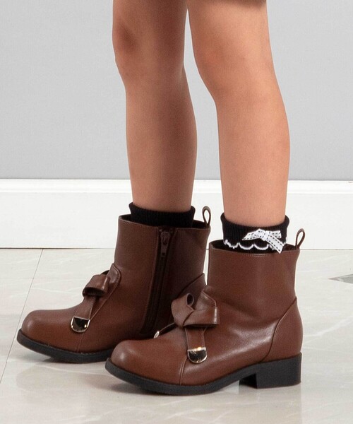 BeBe（ベベ）の「メタルポイントリボンショートブーツ(16~21cm)（ブーツ・キッズ・ブラウン/ブラック・20.0cm/17.0cm/19.0cm/21.0cm/18.0cm/16.0cm）」の9枚目の写真