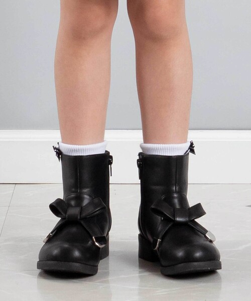 BeBe（ベベ）の「メタルポイントリボンショートブーツ(16~21cm)（ブーツ・キッズ・ブラウン/ブラック・20.0cm/17.0cm/19.0cm/21.0cm/18.0cm/16.0cm）」の6枚目の写真