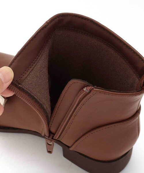 BeBe（ベベ）の「メタルポイントリボンショートブーツ(16~21cm)（ブーツ・キッズ・ブラウン/ブラック・20.0cm/17.0cm/19.0cm/21.0cm/18.0cm/16.0cm）」の5枚目の写真
