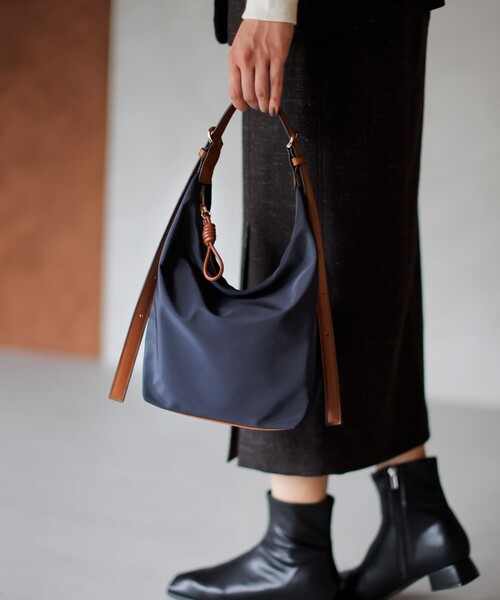 green label relaxing（グリーンレーベルリラクシング）の「ダブルバックル 2WAYショルダーバッグ M はっ水（ショルダーバッグ・レディース・グレー/オフホワイト/ブラック/ネイビー・FREE）」の4枚目の写真