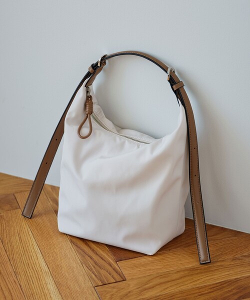 green label relaxing（グリーンレーベルリラクシング）の「ダブルバックル 2WAYショルダーバッグ M はっ水（ショルダーバッグ・レディース・グレー/オフホワイト/ブラック/ネイビー・FREE）」の2枚目の写真